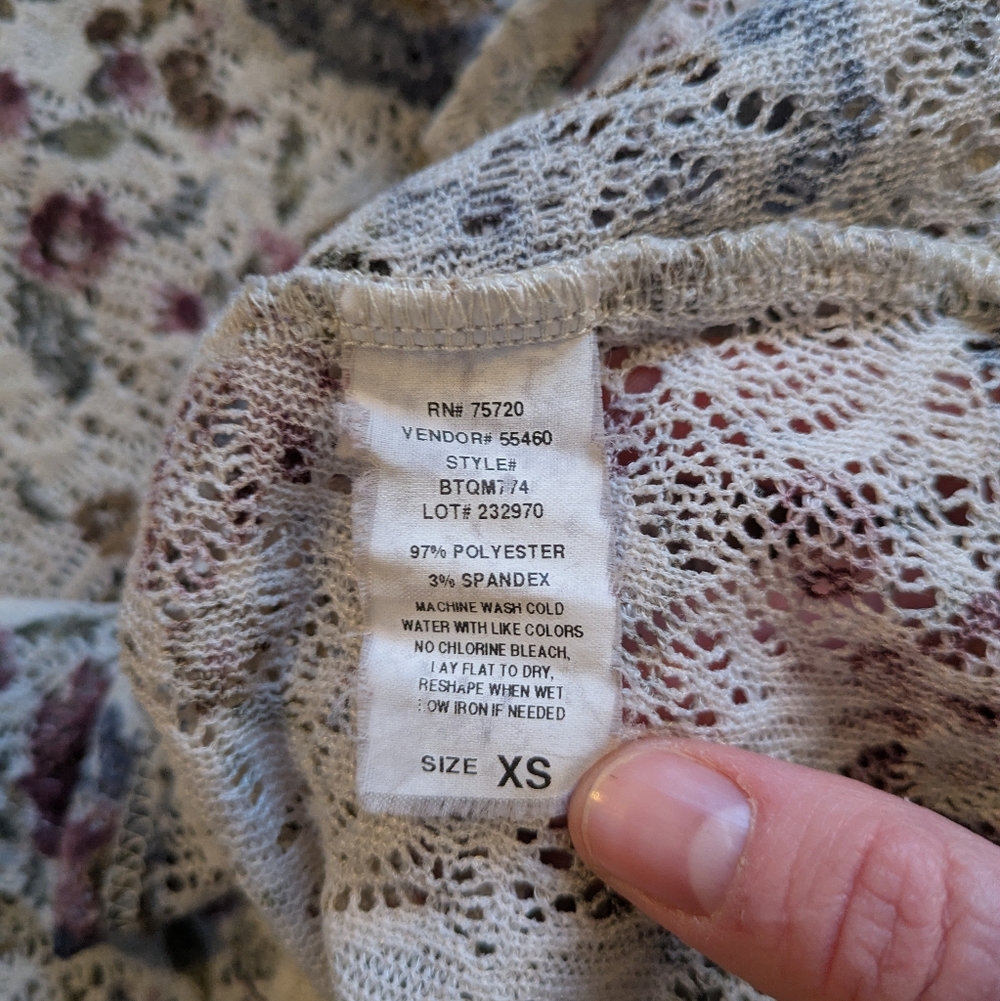 BKE Floral Lace Sleeveless Top - Picture 4 of 4